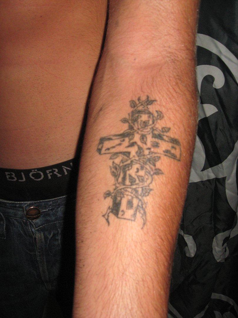 Tatoveringer - Første forsøg med at lave skygger. 
Men ham der fik den var fuldt ud tilfreds..  billede 12