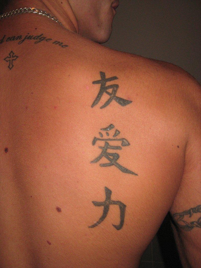 Tatoveringer - Kan ikke lige huske hvad tegnene her står for. 
Men de skal lige tegnes op igen.  billede 15