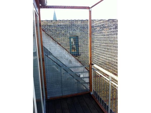 Bygning af kattegård på altanen