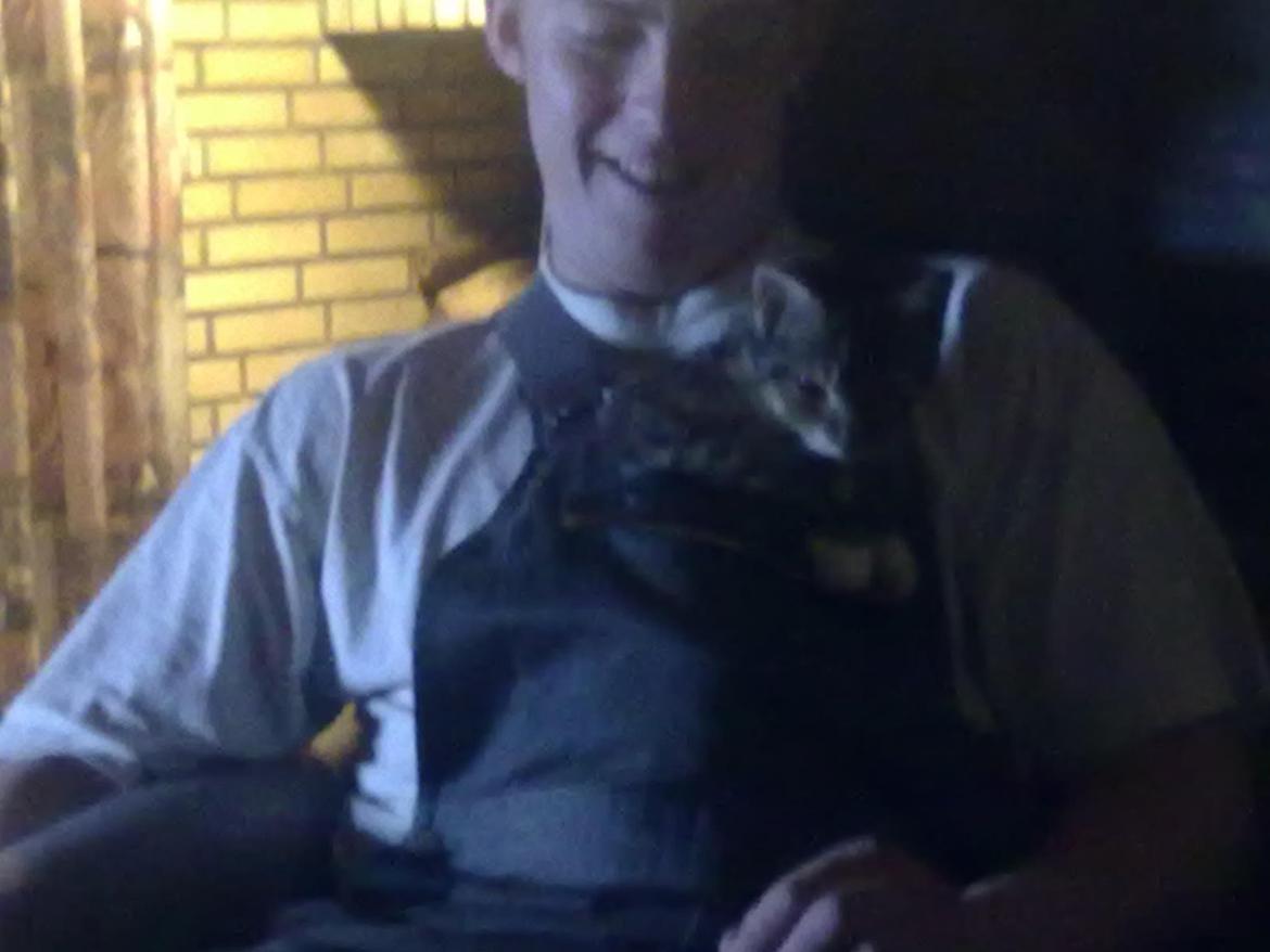 Huskat Speedy - Sidder lig i smækken på mikkels bukser er meget hygge:) billede 5