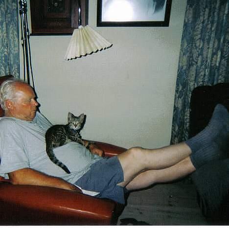 Huskat  * (¯`'PJÆVS'´¯) * - Nu får jeg mig lige en middagslur på fars mave... Hva laver du - du skal ikke fotografere mig. billede 3