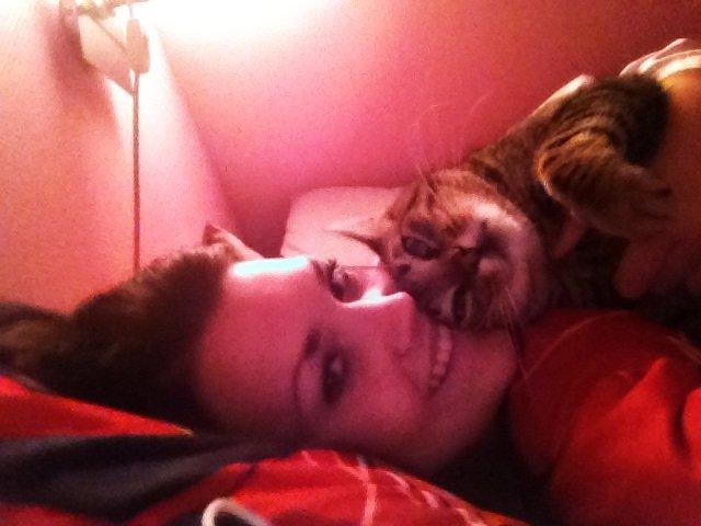 Huskat Ollie - Putter i sengen :-) billede 6