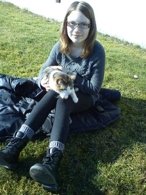 Huskat Gråmis - Mig og Grå sidder ude på græsplænen en solrig dag i april.  billede 7