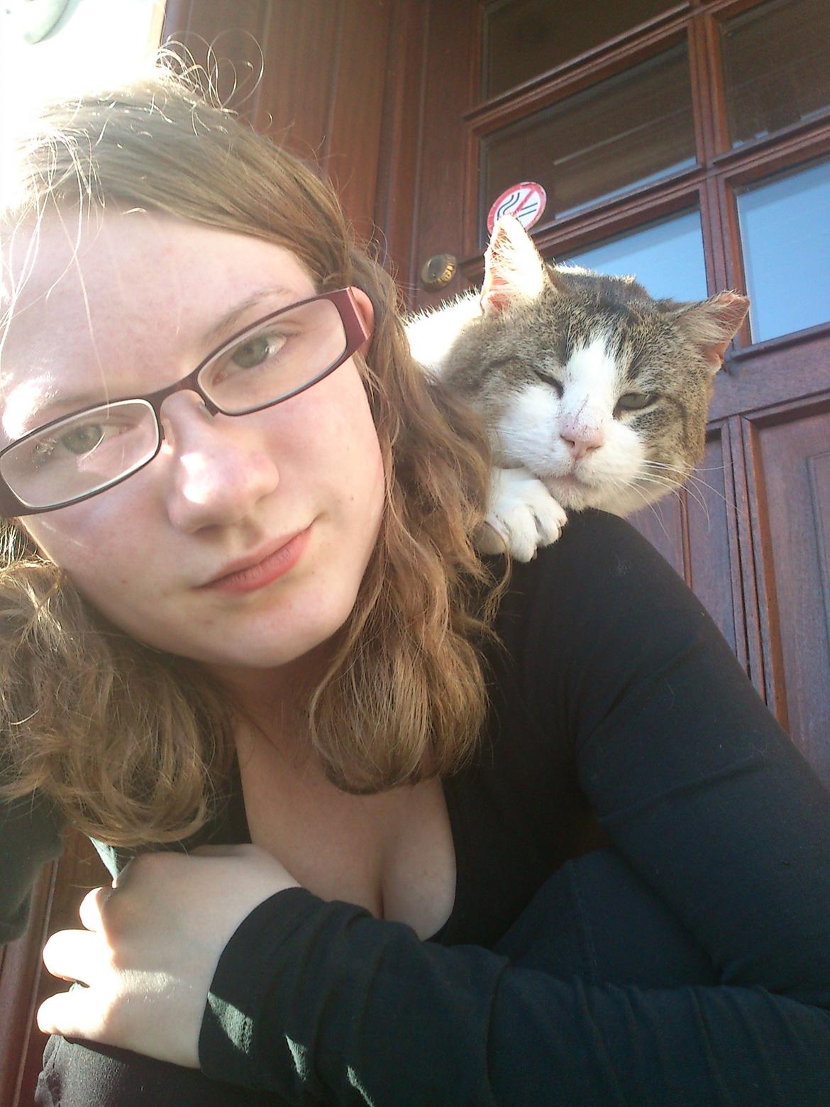 Huskat Gråmis - Nogengange når jeg sætter mig ned på hug, så hopper han selv op på min ryg og sætter sig op på min skulder. Skøre, skøre knægt! billede 18