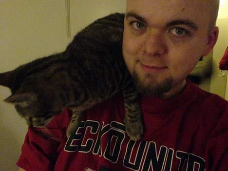 Huskat Dolph - Her har han nedlagt den grimme mand der fodrer ham  billede 16