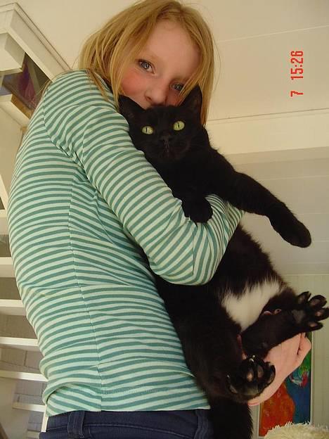 Blanding af racer Emma <3 *R.I.P.* - mig og emma nyt hehe. hun er ikke så vild med at blive holdt så jeg gør det aldrig.. men skulle da lige for en gang skyld til et billede :D billede 19