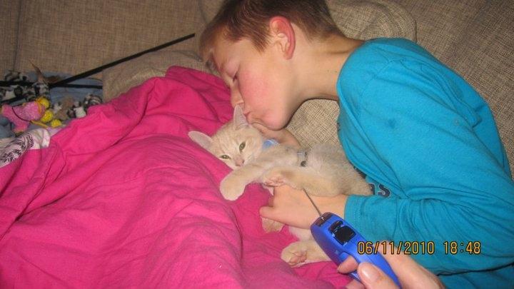 Huskat Rasmus - Lillebror elsker Rasmus rigtig højt og han bliver møsset meget billede 7