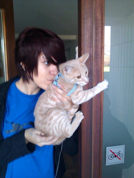 Huskat Rasmus - Det er ikke kun sneen han ikke vil ud i. Her står Søsser med Rasmus, som bestemt ikke vil ud i sommervejret. billede 8