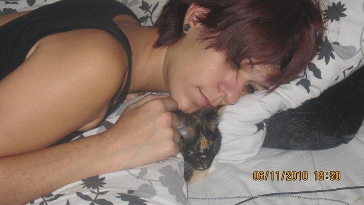 Huskat Bella [Himmelkat] <3  - Uha lang vej op ad trapperne, så nu sover vi i mors arme (min datter) billede 7