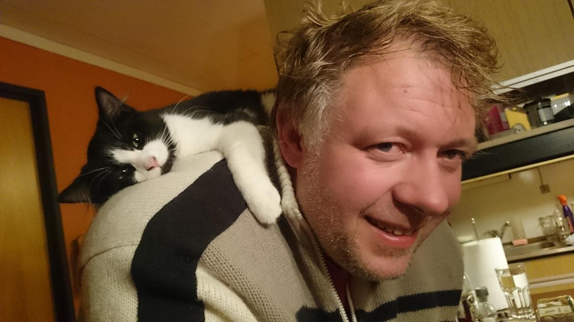 Huskat Marie - Et af Maries absolutte yndlingssteder er på nakken af sin menneskefar... billede 11