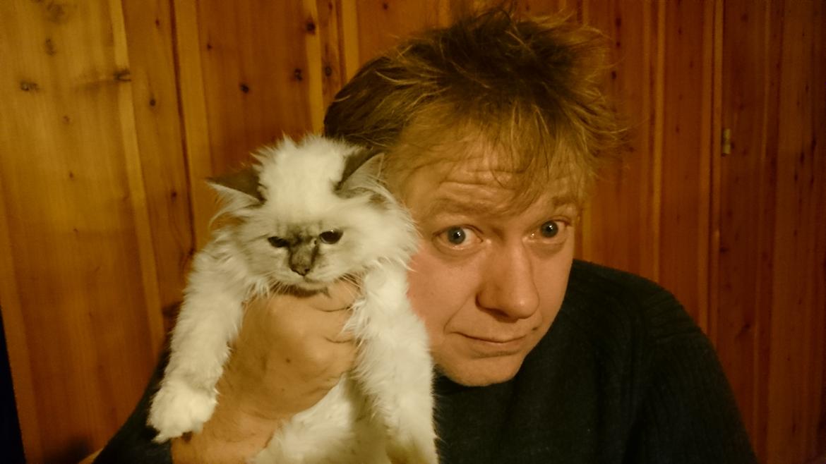 Hellig Birma Con Meo's Morris - "Far" og Morris konkurrerer om, hvem der kan fremvise det bedste 80'ergarn... hvad synes du? billede 21