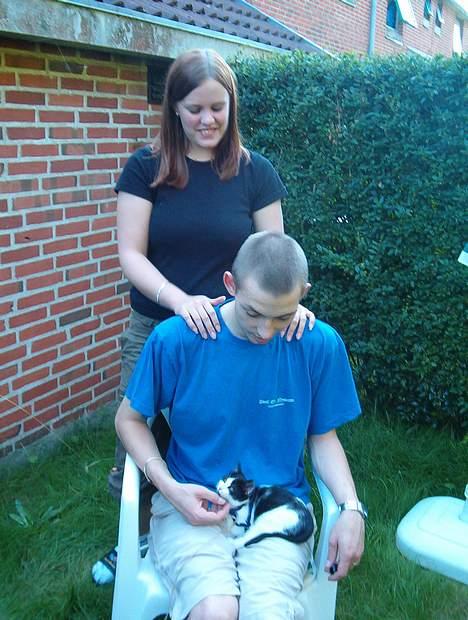 Huskat Badisse - her er jeg i haven med carsten og maja billede 6