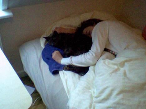 Huskat Musti - årh ja så kom dagen jo :´( her ligger jeg sammen med dig i min seng. jeg græd meget den morgen. Men gjorde jeg nu stort set hele dagen! da du havde forladt mig i mine arme var jeg bare grædefærdig. Du lå i mine arme til det sidste :´( <´3 billede 16