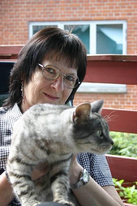 Huskat Kasper (Kastenskjold ) - mig og min mor - det er mig uden briller billede 19