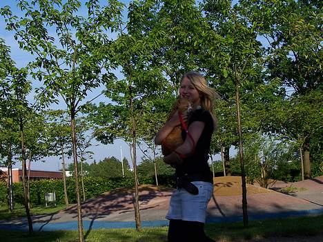 Huskat Thilde <33 - 13/6-06 Bella på legepladsen med Thilde <3 "sæt mig så ned Bella!" billede 12