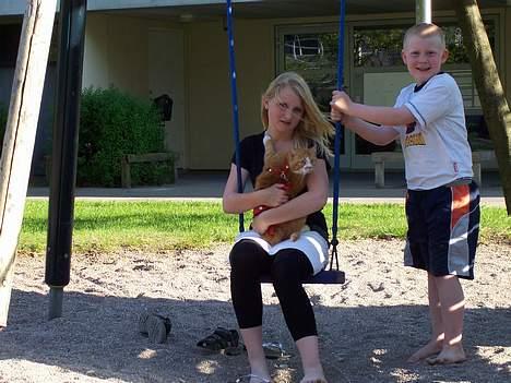 Huskat Thilde <33 - 13/6-06 Bella gynger samn med Thilde ;) Og lillebror Jonas sætter gyngen igang;D billede 13