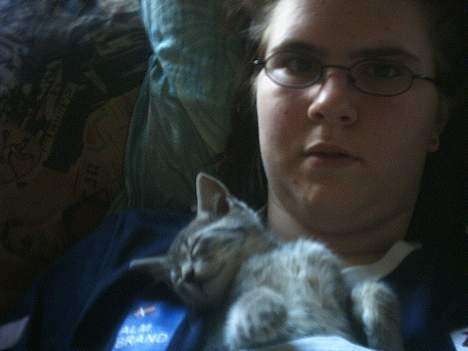 Huskat Graulund - Mig som sover på min ejer (Lotte, eller Mor :D) billede 5