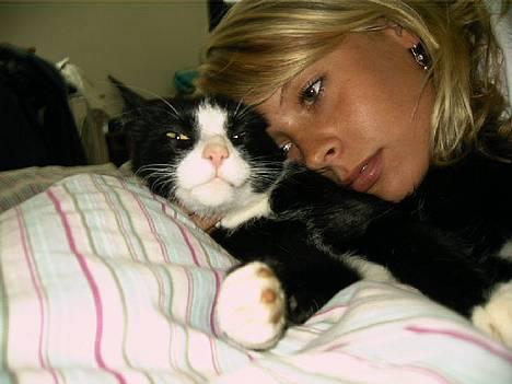 Huskat Ollie - Uhh det er hyggeligt at putte lidt med mor billede 1