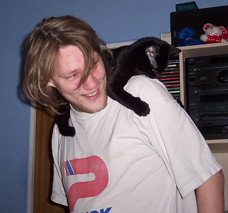 Huskat Bølle - Bølle spiser Thomas billede 10