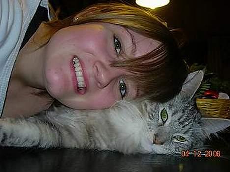 Maine Coon DK coon Vally`s Alaska - "mor" og jeg hugger, som altid=) billede 16