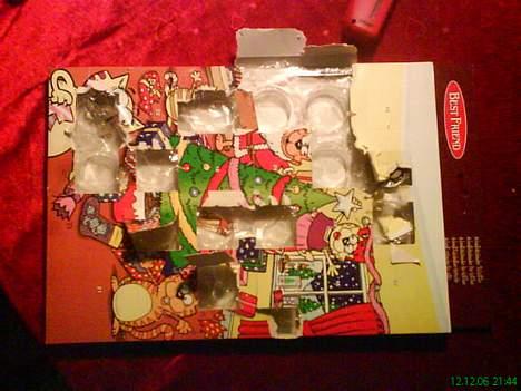 Huskat arnold - (taget med mobilen) hans julekalender efter han selv har prøvet at åbne den.:) billede 16