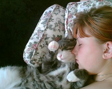 Huskat Lille Thomas - Mor og jeg putter.. mor var syg så jeg passede på hende. Er jeg ikke dygtig? billede 8