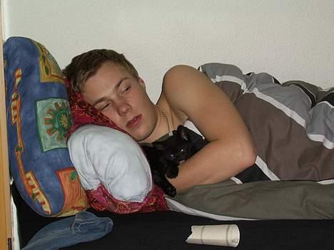 Huskat Pjevs - ligger med min kæreste :) Tag jer ikk a han ser dum ud :P heeh  billede 2