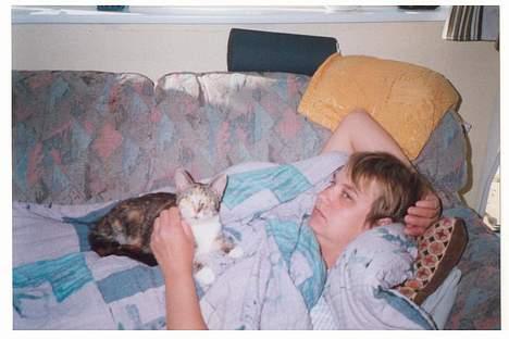 Huskat Beauthy *DØD-2006* - Her ligger beauthy hos min mor, som var syg den dag. Hun passer på hende. Det er så sødt... billede 9