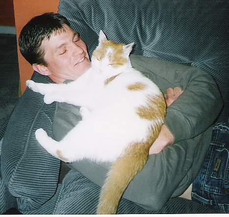 Blanding af racer Freja *Død den 8/9-08* - Min kæreste, som ellers skulle forestille at være allergisk over for pels dyr, men freja er da ligeglad :o) billede 3