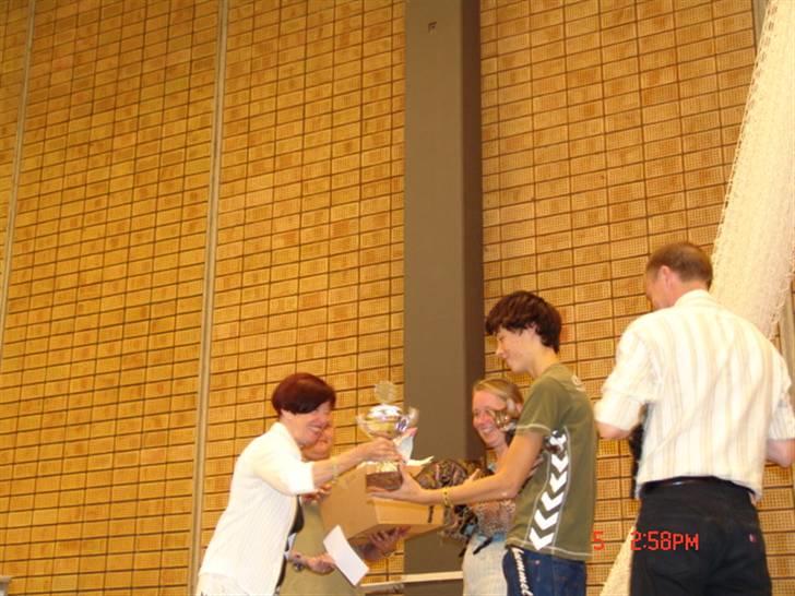 Bengal Kuld af Ambala - En flot pokal overrækkes for bedste kuld. billede 17