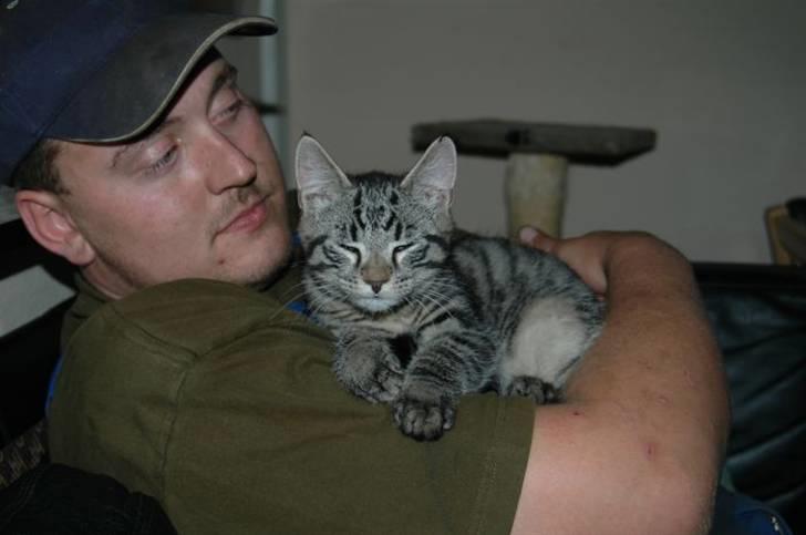 Huskat Gustav - Her har vi næsten lige fået ham, sidder ved onkel jan billede 10