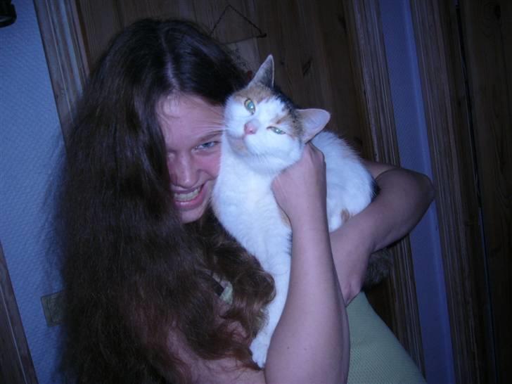 Huskat perle. - når hun tager billeder. smil.  billede 1