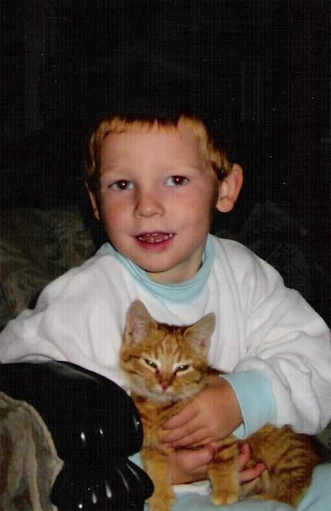 Huskat ***Findus*** † død † - Min lille lillebror holder ham her... kunne desværre ikke finde flere billeder... billede 4