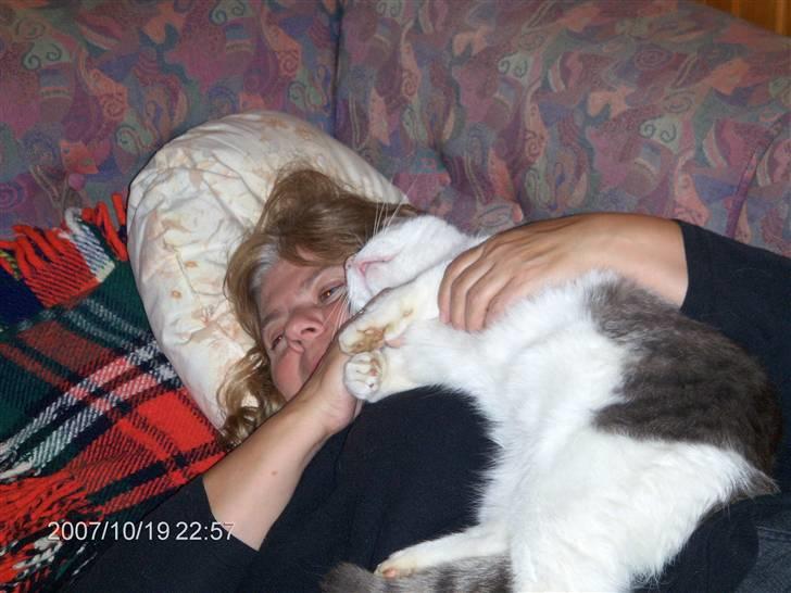 Huskat migo - mig og mor ligger lige og får os en skraber.... billede 2