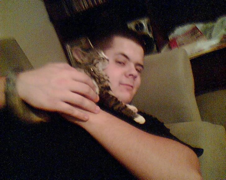 Huskat Rasmus - Her ligger Rasmus sammen med "farmand" billede 6