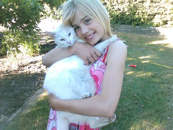 Huskat Perle død:( - Mig og Astrid i haven:) billede 20