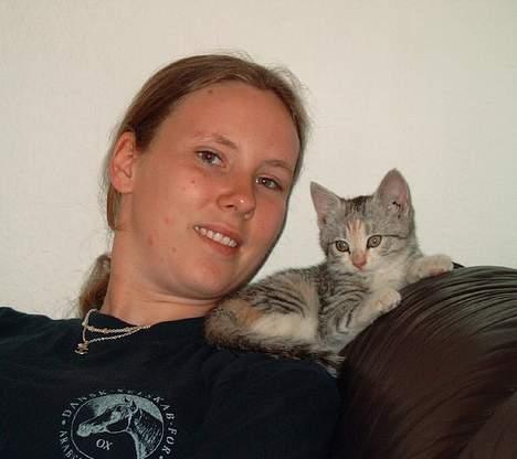 Huskat Freya - Freya og jeg en time efter hendes ankomst hertil billede 9