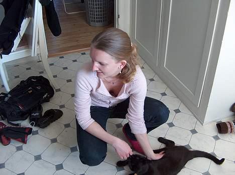 Huskat Mary - Jeg ELSKER når min mor nusser mig! billede 3