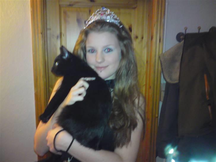 Huskat Jhelia aka My - my nytårsaften :P sammen med hans "kæreste" xara:P billede 6