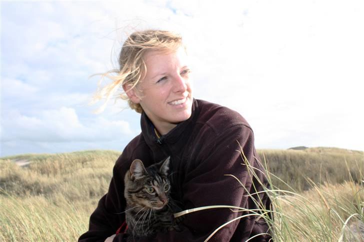 Huskat Hermione R.I.P min pige - 2009 - Hermione og jeg kigger på det bølgende vand. det var en flot dag billede 15