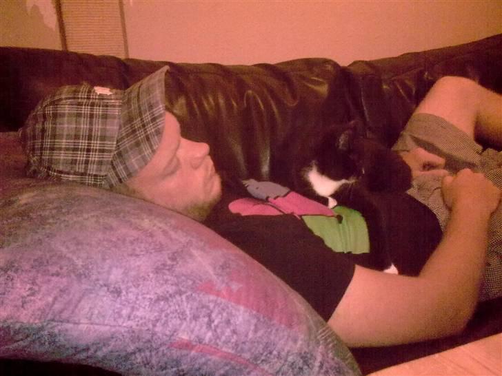 Huskat Jasmin - Tager lige den sædvanlige eftermiddagslur med far! <3 billede 10