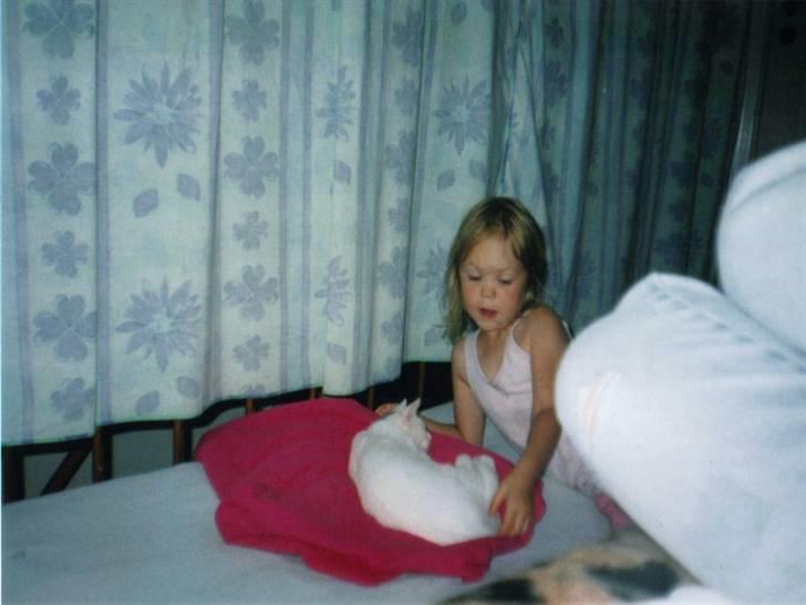 Huskat Fie''R.I.P.'' - Det er mig og Fie:)Jeg er ca.6-7 år der:p billede 6