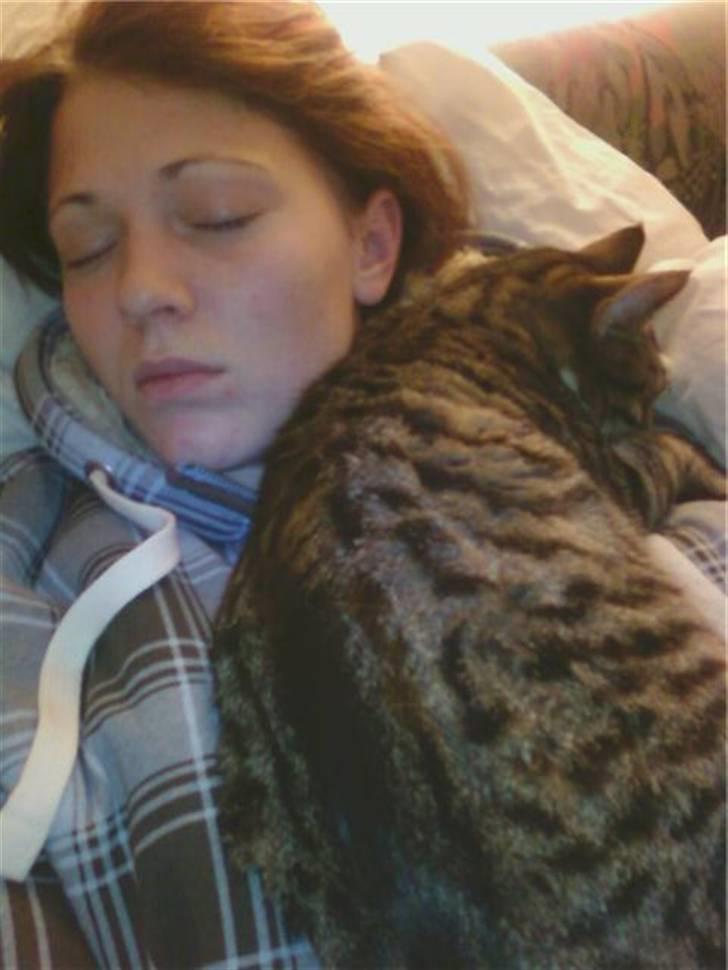 Huskat julie - ynglings sted at sove.. på mors bryst.. hader bare når far tager billeder af det.. man sover jo.. billede 6