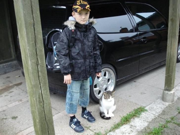 Blanding af racer Oliver - Oliver venter sammen med Tim, første skoledag. Oliver kommer også løbens ned til låge når vi kommer hjem.. billede 20