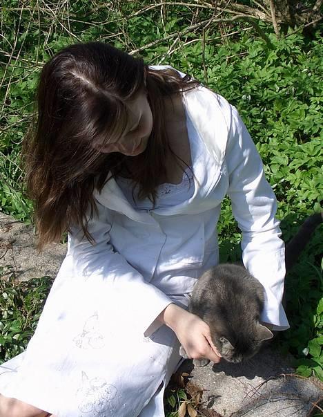 Blanding af racer Sille, *DØD 3/4 -06* - Dette er fra foråret, her kan man se det sølv i hendes pels, hun er simpelthen så kærlig, vi var ved at tage billeder til takke kort :) og hun ville også sige tak. billede 6