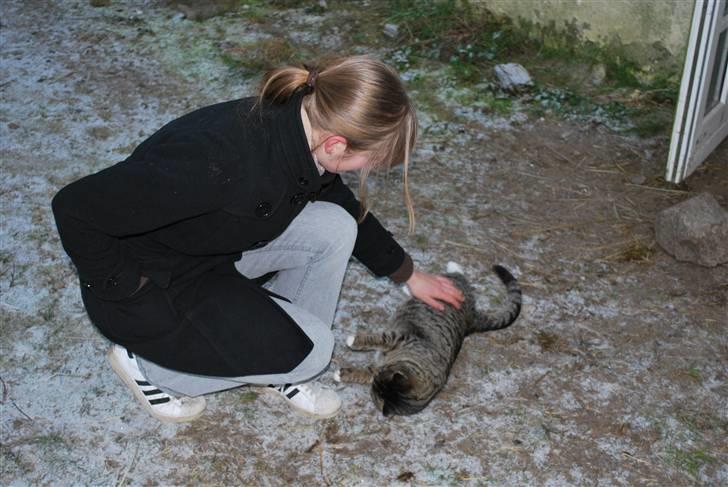 Huskat Anton - Anton gør sig lækker for min søster billede 9