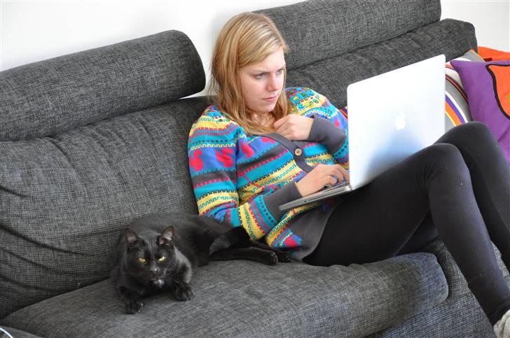 Huskat Pelle - Himmelkat - 20/3 - 2011 Ligger lige her og slapper af ved siden af Signe :) billede 7