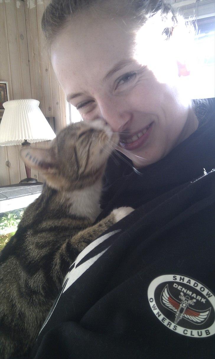 Huskat Titi - Et af titi´s dejlige kys. billede 3