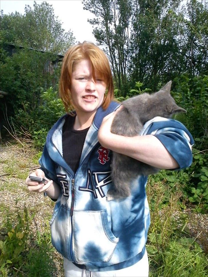 Huskat Pjevse R.I.P skat <3 Død den 17 November 2011 - Hun er lidt utilfreds, men hun måtte ikke komme ned fordi hun ikke skal gå udenfor hele tiden når hun stadig er så ung :p billede 11