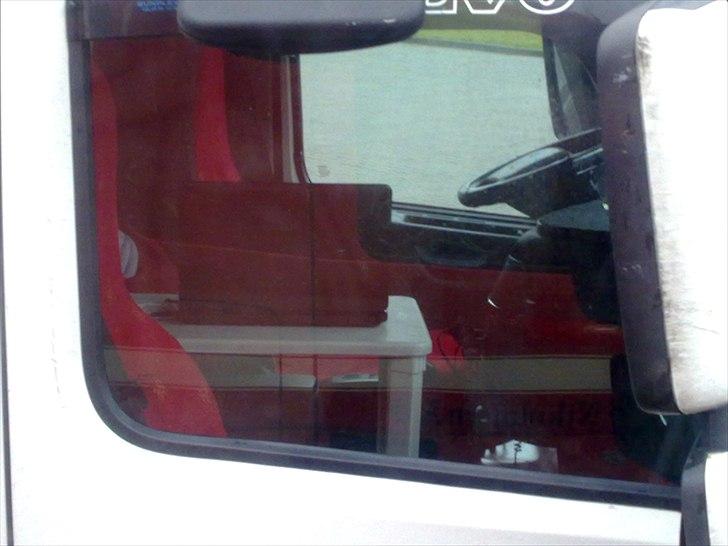 Oprydning på tlf. 1 - Holdt ved siden af en tysker med det  helt nye model volvo-have-bord... sælges kun i Tyskland og silvan. billede 18
